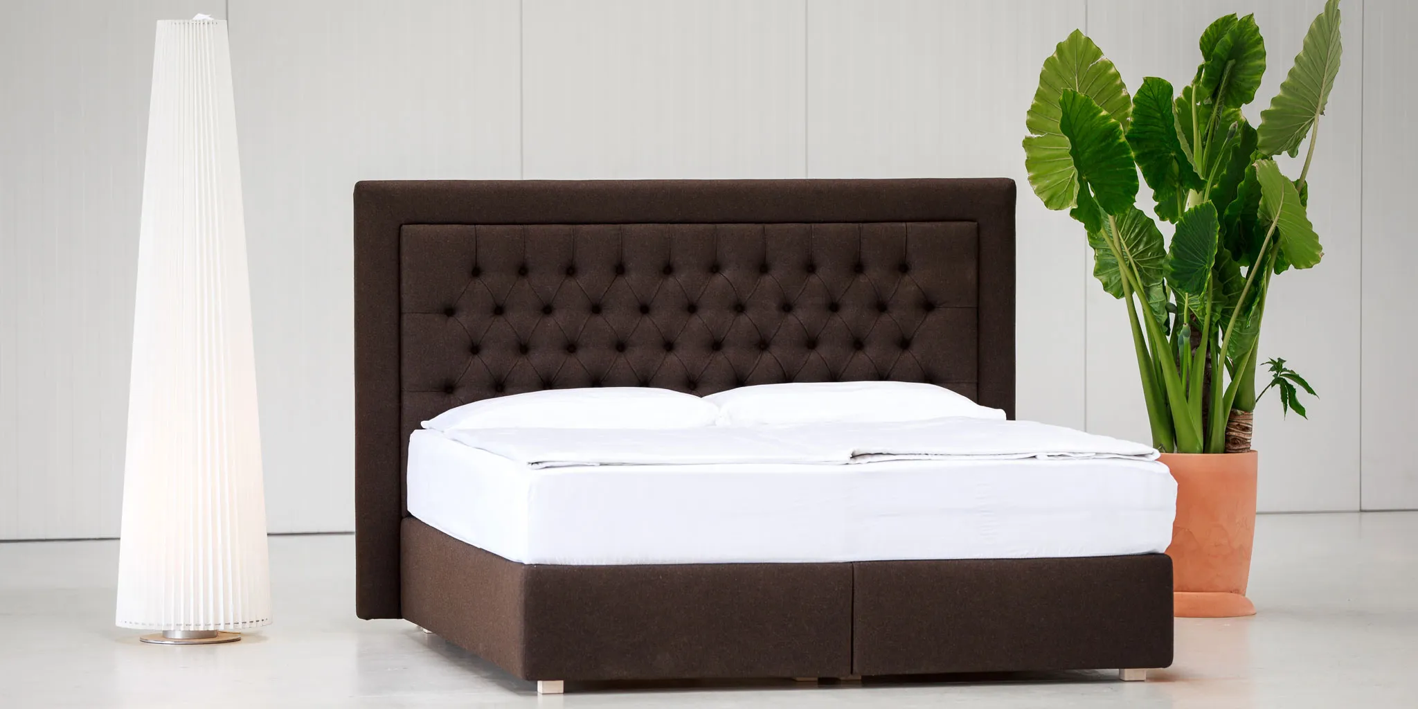 Metallfreies Boxspringbett mit gepolstertem Kopfteil