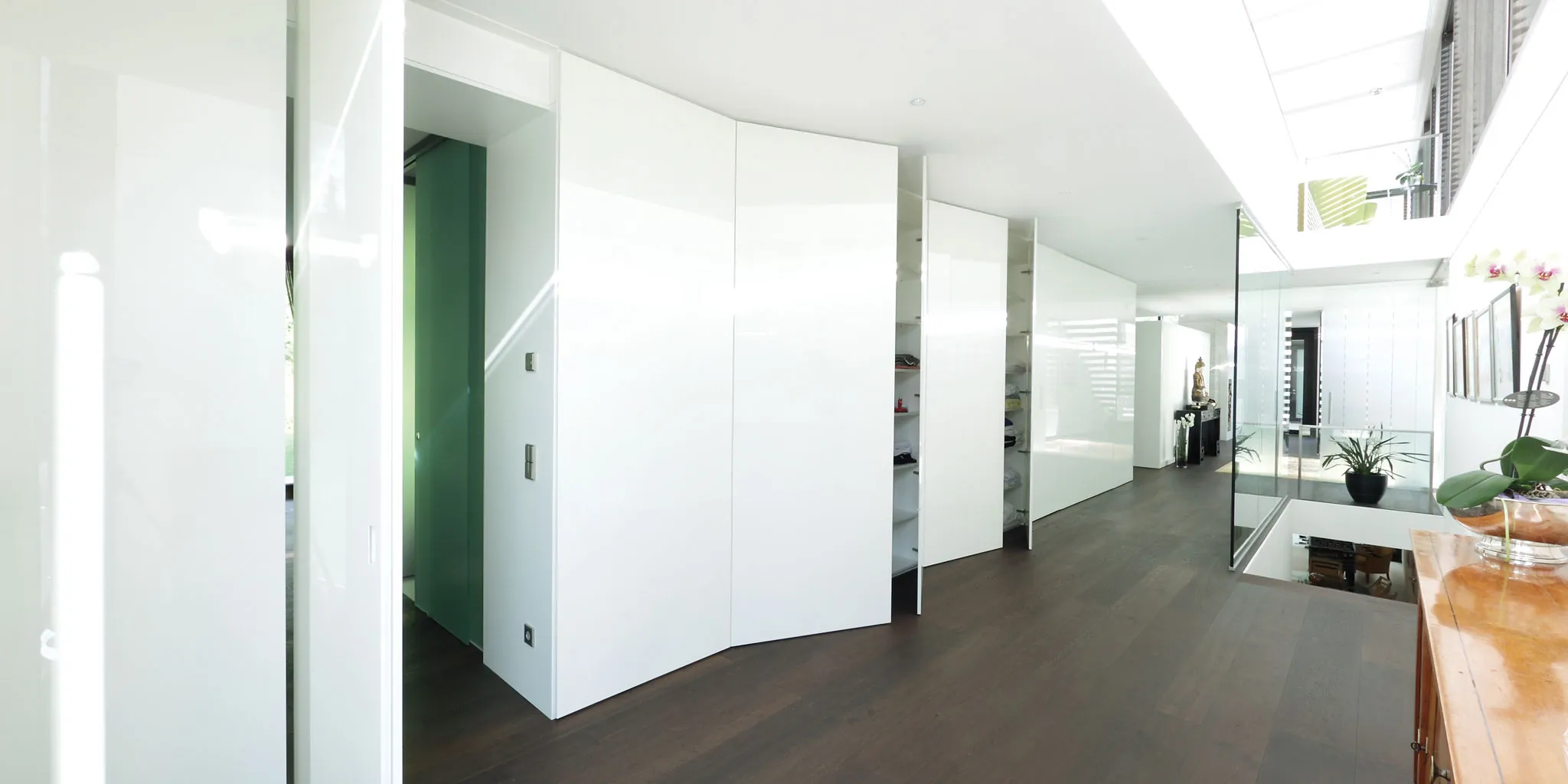 Moderner Wohnraum mit flächenbündigen weißen Designtüren