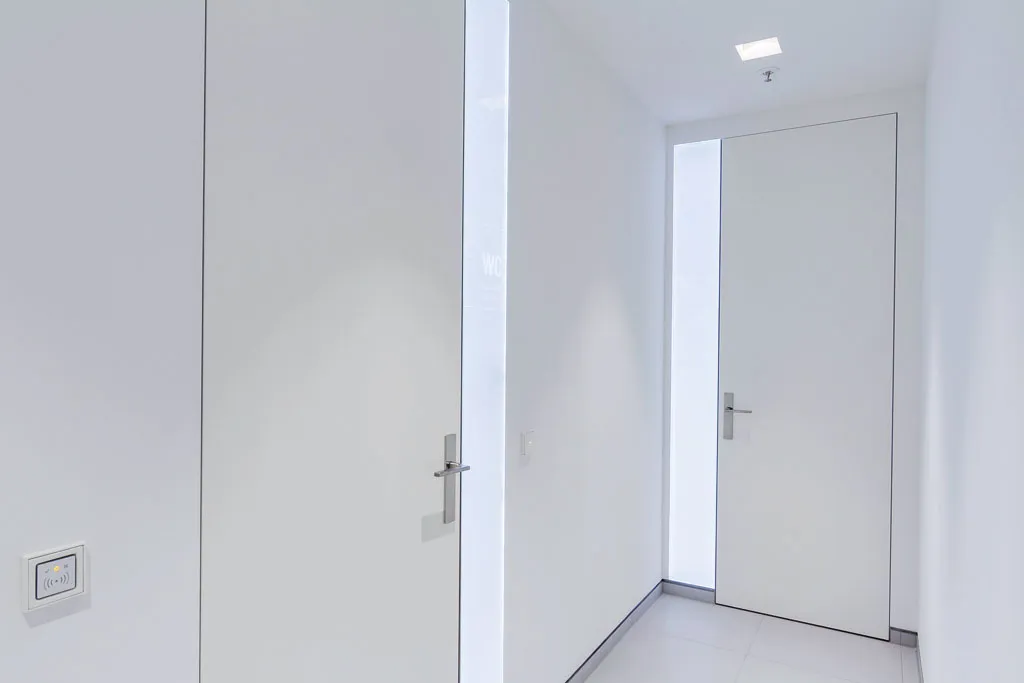 Designtür mit Wandverkleidung aus demselben Furnier
