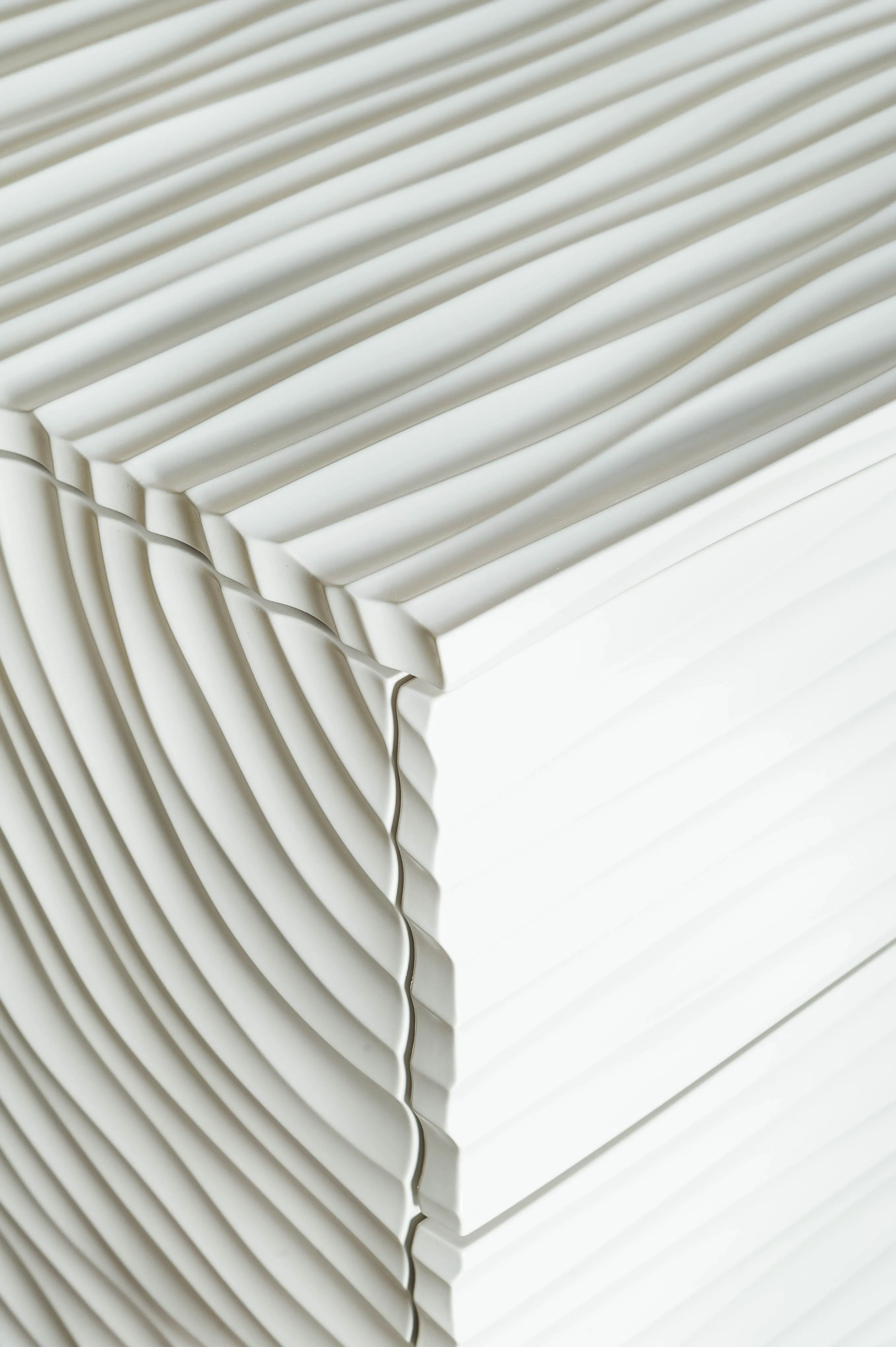 Wave — Detail der gewellten Ecke