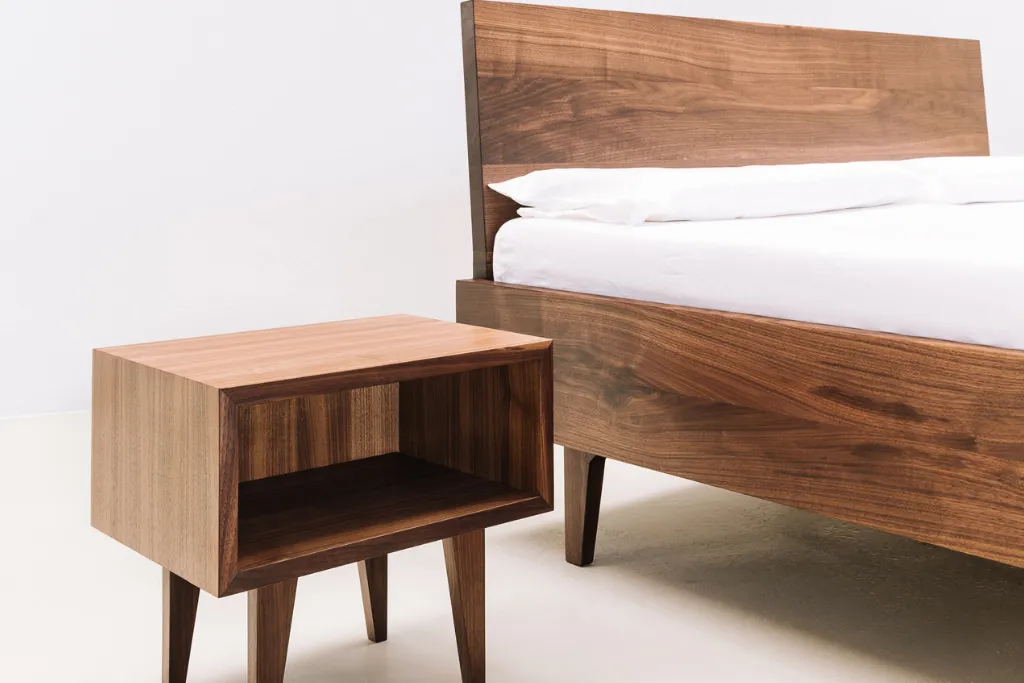 Naturholzbett im Schlafzimmer