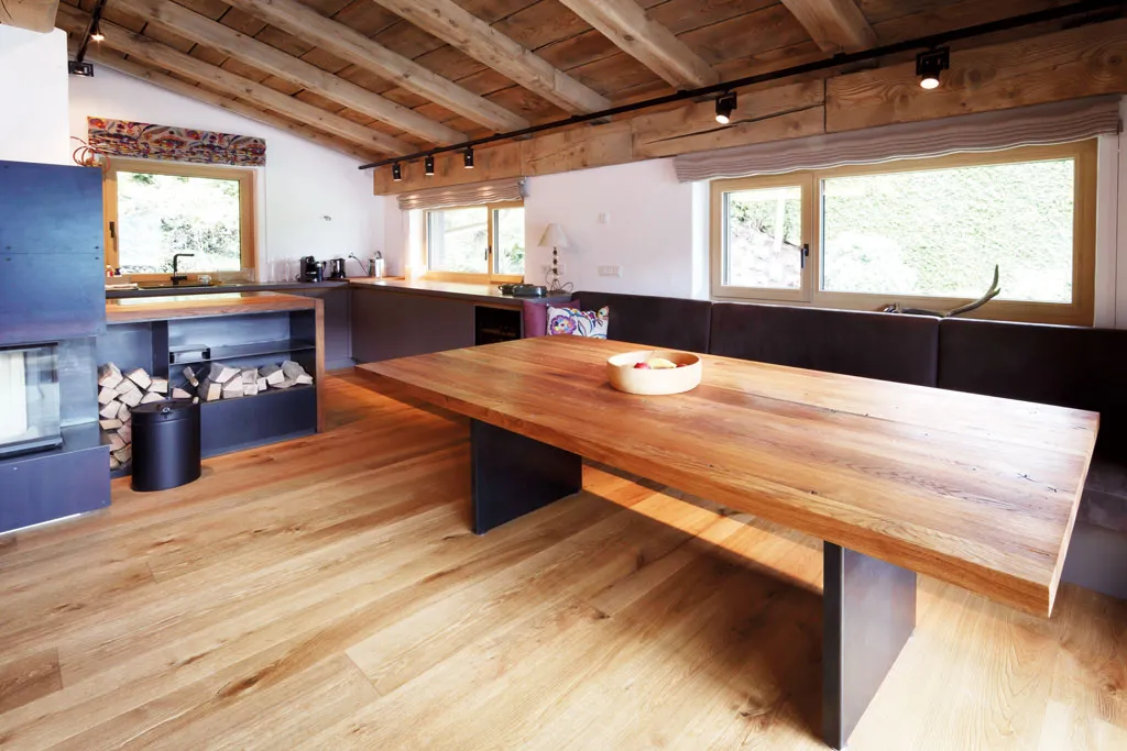 Wohnhaus im Altholz — massiver Esstisch aus Eiche mit Füßen aus Stahl