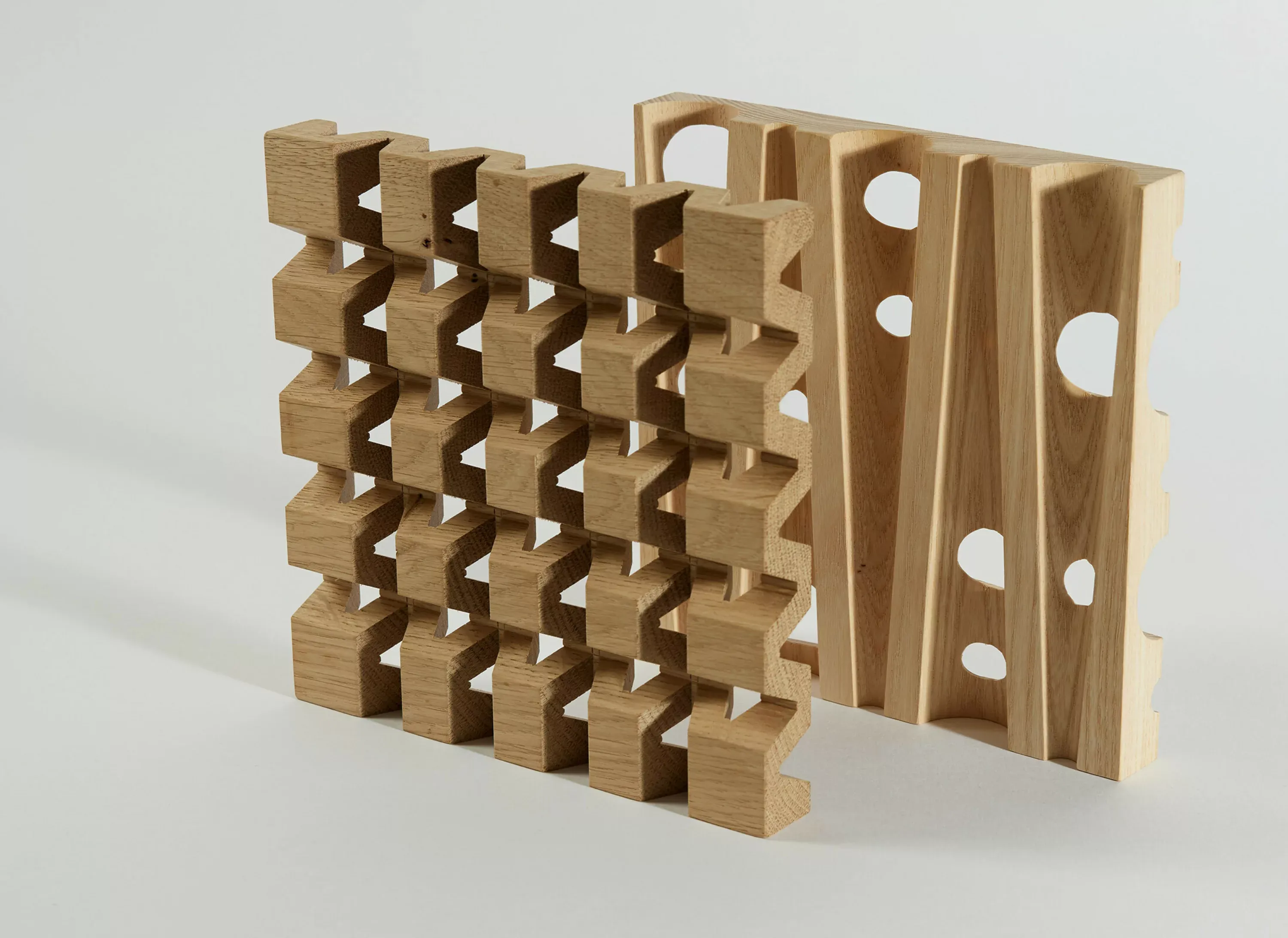 Topfuntersetzer aus Eiche und Esche mit geometrischem Relief (© Scheiblecker)