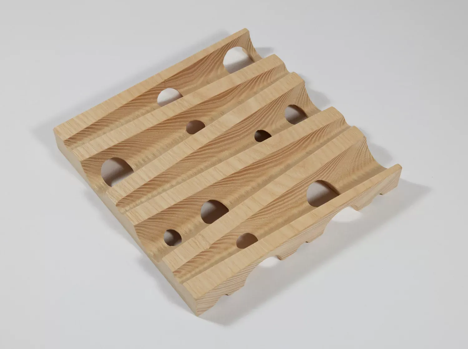 Topfuntersetzer aus Esche mit gewellter Oberfläche (© Scheiblecker)