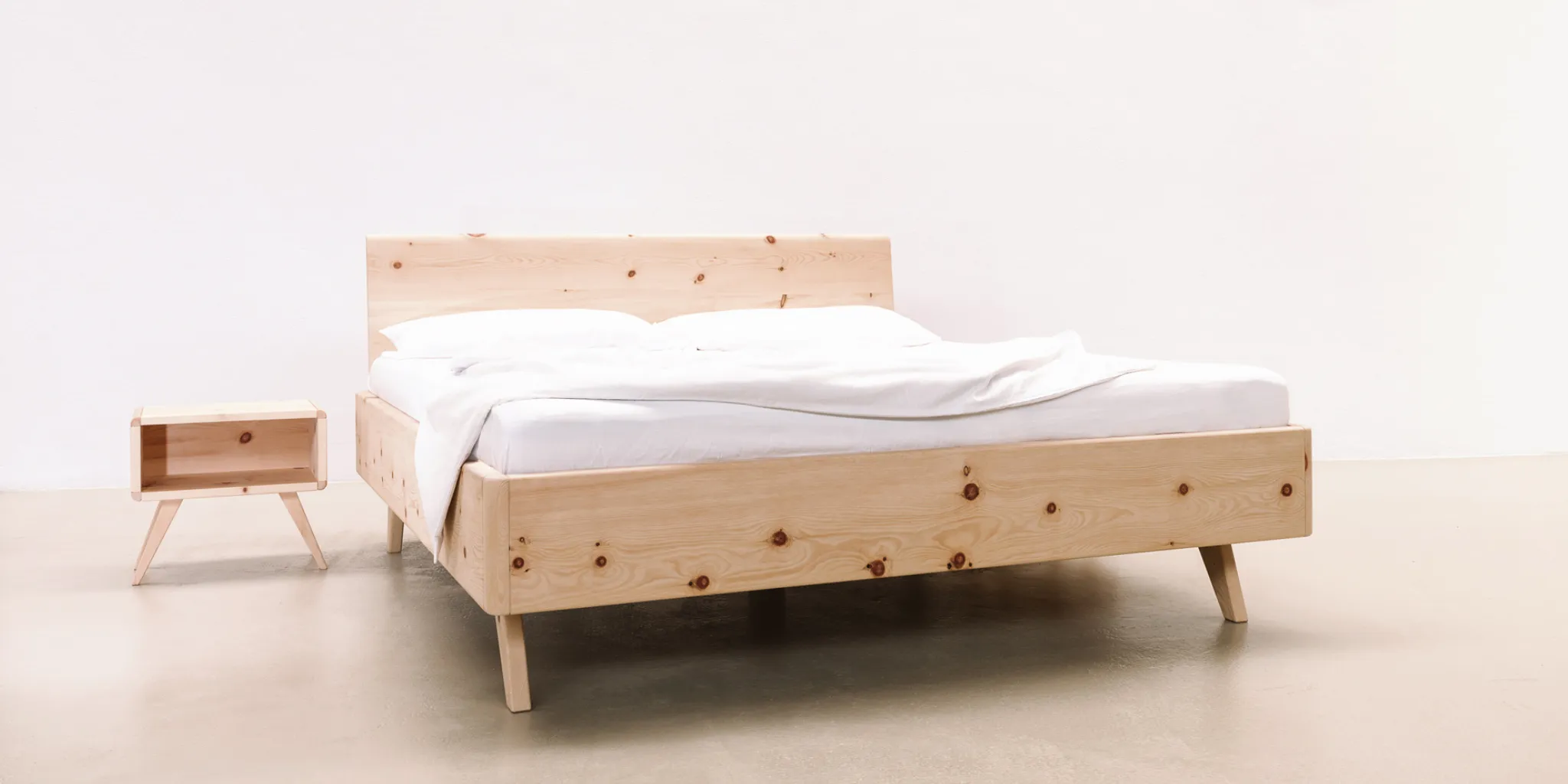 Metallfreies Naturholzbett in hellem Schlafzimmer